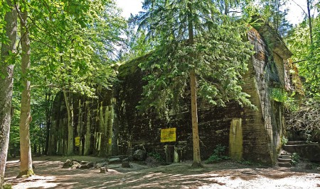 Le bunker d'Hitler dans 'La tanière du Loup" : 36 m de long, des murs de 7 m d'épaisseur. Autour : 24 000 mines. Bref un trou à rat !
